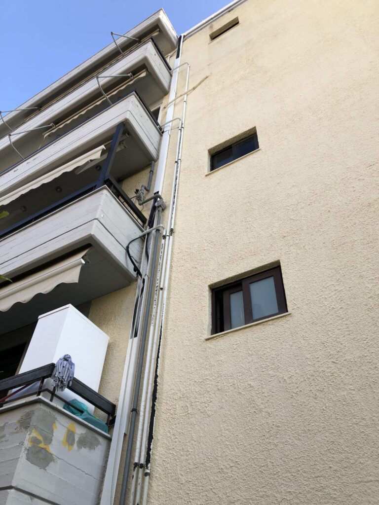 Επισκευές εξωτερικών σοβάδων και μόνωση σε κτήριο στη Βούλα